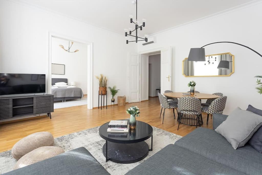 Franz 23 - Typical Viennese Apartment In The Heart Of Vienna Exterior photo