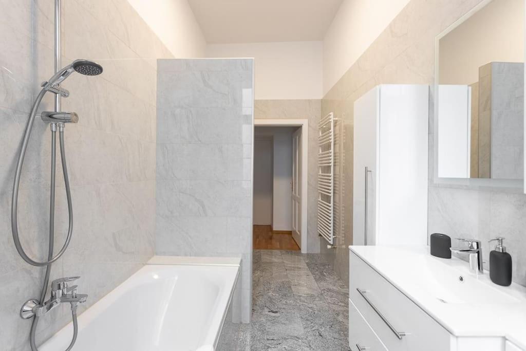 Franz 23 - Typical Viennese Apartment In The Heart Of Vienna Exterior photo